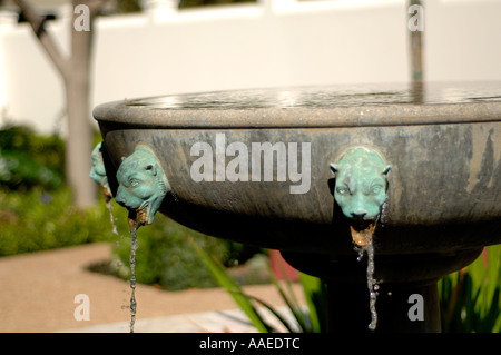 Ostgarten skulpturalen Brunnen The Getty Villa Skulptur Bronze Zibet Köpfe Auslauf-Streams aus den zentralen Springbrunnen Stockfoto