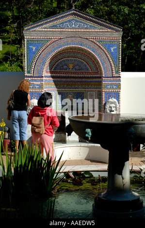 Besucher bei den Ostgarten skulpturalen Brunnen The Getty Villa Stockfoto