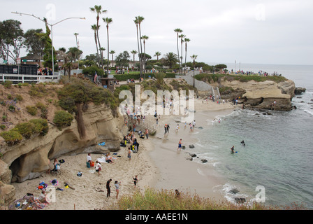 Blick auf überfüllten La Jolla Cove Strand an einem Sommer-Wochenende Stockfoto