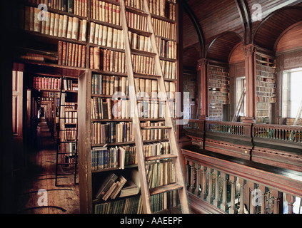 Eine Innenansicht der alten Bibliothek am Trinity College Dublin, genommen von der oberen Ebene Stockfoto