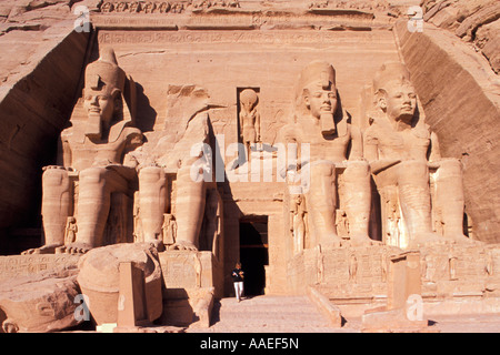 Die Kolosse von Ramses II., Tempel der Ra-Harakhte, Abu Simbel, Ägypten Stockfoto