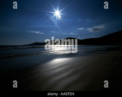 großen atlantischen Sandstrand mit Starburst Sonne durch Stockfoto