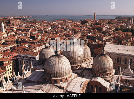 Die Kuppeln auf dem Dach der Basilika San Marco gesehen von der Spitze des Campanile, Venedig, Italien. Stockfoto