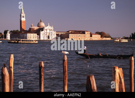 Palladioss Kirche von San Giorgio Maggiore auf der Insel mit dem gleichen Namen wie gesehen von Molo, San Marco, Venedig Italien Stockfoto