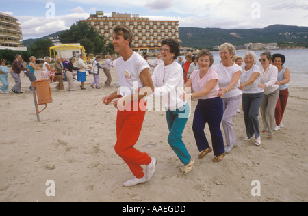 Holiday Rep Seniorengruppe Menschen fit halten Junge im Herzen Britische Senioren im Winterurlaub in Palma Nova, Mallorca Spanien 1980er Jahre HOMER SYKES Stockfoto