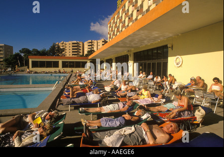 Rentner ältere Menschen im Urlaub jung im Herzen Winterurlaub Spanische Sonne für englische Senioren Balearen Palma Nova Mallorca Spanien 1980er Jahre 1985 Stockfoto