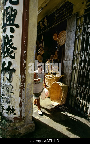 Eine asiatische Frau zu Fuß auf einer Straße in Melaka Malacca Malaysia Südostasien Stockfoto