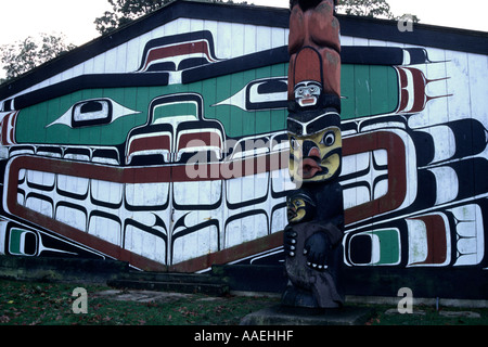 Native Kunstwerk ziert Totempfahl und Langhaus Tribal House Historic Monument, Tlingit Chief Shakes Island, Alaska Stockfoto