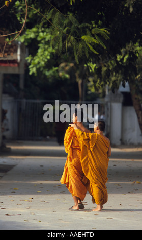 Zwei buddhistische Mönche gehen in Chiang Mai Thailand Südostasien Stockfoto