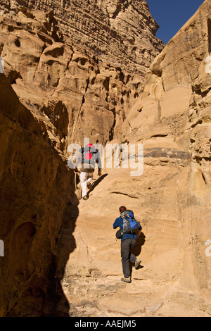 Beduinenführer und Besucher im Rakabat Canyon Wadi Rum Protected Area Jordan Stockfoto