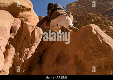 Salem Mohammed Qblan Klettern im Rakabat Canyon in Wadi Rum Protected Area Jordanien Stockfoto