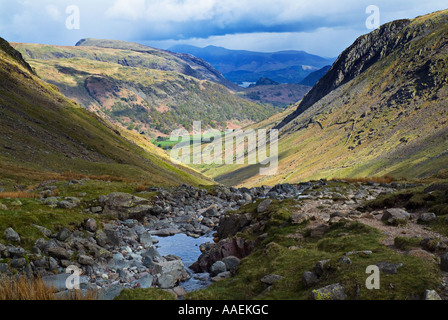 Blick hinunter Körner Gill in Borrowdale und Derwent Water und Skiddaw Lake District Stockfoto