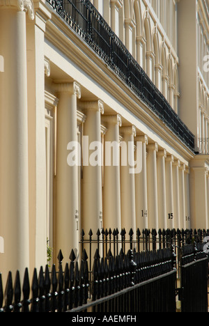 Wiederholte Muster der nummerierten Stein Säulen außerhalb Häuser entworfen von John Nash im Park Square East London Stockfoto