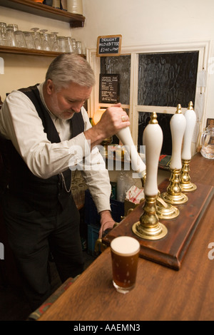 UK England West Midlands Dudley Black Country Museum Flasche und Glas Pub Colin Roberts Zeichnung Bier Stockfoto