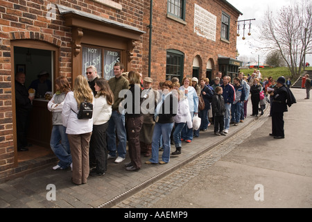 UK England West Midlands Dudley Black Country Museum Warteschlange vor dem Fish &amp; Chips-shop Stockfoto