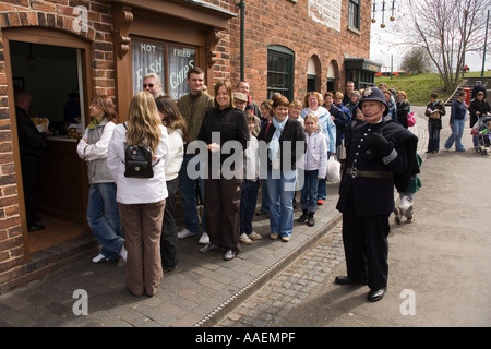 UK England West Midlands Dudley Black Country Museum Warteschlange vor dem Fish &amp; Chips-shop Stockfoto