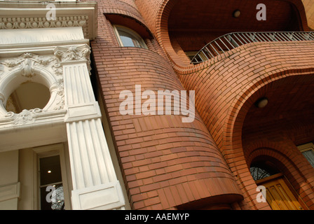 Mischung aus neuer und Alter Architektur in Bayswater Road London England Stockfoto