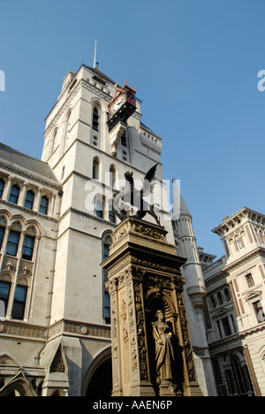 Royal Courts of Justice und Temple Bar Denkmal in The Strand London England Stockfoto