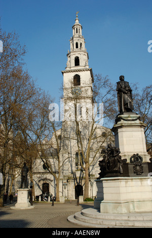 Blick von St Clement Danes Kirche und Statue von William Gladstone in The Strand London England Stockfoto