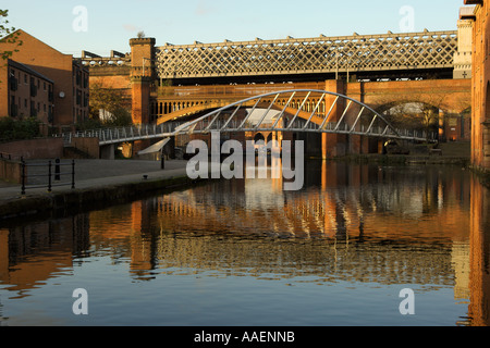 Alte und neue Brücken im Bereich Regeneration von Castlefield Manchester Stockfoto