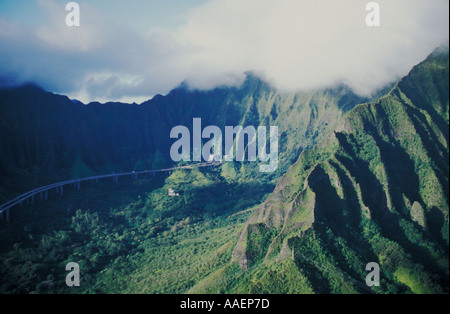 Luftaufnahmen von H 3 Autobahn durch Haiku Valley Koolau Mountains Oahu Hawaii Stockfoto