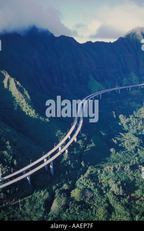 Luftaufnahmen von H 3 Autobahn durch Haiku Valley Koolau Mountains Oahu Hawaii Stockfoto