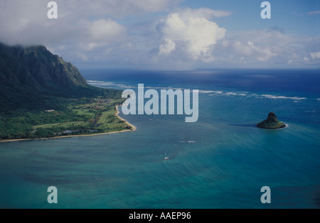 Mokoli'i Island (früher bekannt als der veraltete Begriff „Chinaman's hat“) vor Kualoa Beach Park, Kaneohe Bay, Oahu, Hawaii Stockfoto