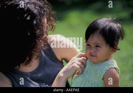 Mutter 8 Monate alten philippinischen kaukasische Mädchen Stockfoto