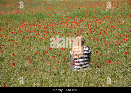 Frau auf dem Poppy Field in Castelluccio, im Nationalpark Monti Sibillini, Italien. Piano Grande Norcia Umbria oder Castelluccio di Norcia Stockfoto