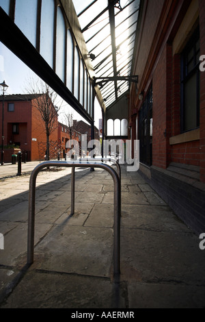 Fahrradständer vor dem Manchester Craft Village, Oak Street, Northern Quarter, Manchester, UK Stockfoto