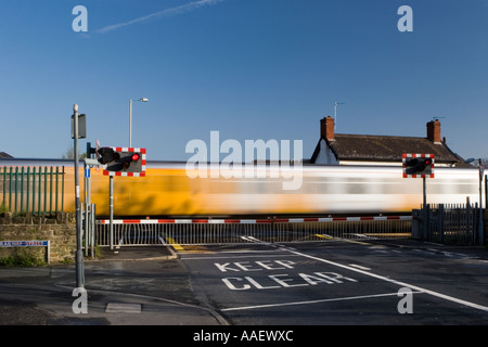 Zug über unbemannte Merseyrail Kreuzung Southport Eisenbahnerstadt, Merseyside, UK Stockfoto