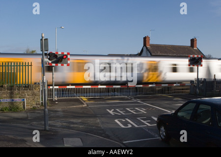 Zug über unbemannte Merseyrail Kreuzung Southport Eisenbahnerstadt, Merseyside, UK Stockfoto