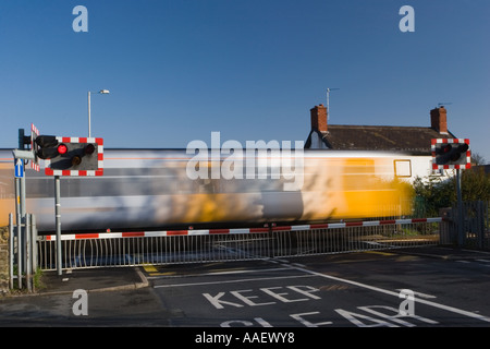 Zug über unbemannte Merseyrail Kreuzung Southport Eisenbahnerstadt, Merseyside, UK Stockfoto