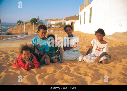 Kinder spielen im Sand am Dorf in der Nähe von Assuan, Ägypten Stockfoto