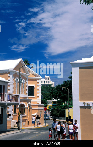 Bermuda Shopping St George Georges Georgs Shopper Bermuda rosa Gebäude 17. Jahrhundert Olde Stadt Touristen Stockfoto