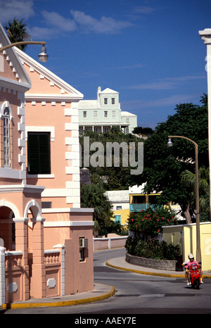 Bermuda Bermuda St George rosa Gebäude Moped blauer Himmelshintergrund Stockfoto