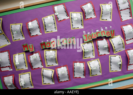 Grundschule-Projekte auf dem Display an Schule Wänden Stockfoto