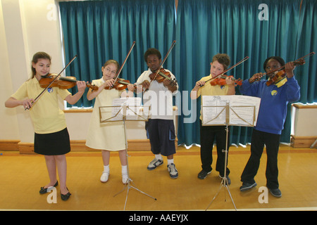 Grundschule-Gruppe von Kindern spielen Geigen Stockfoto