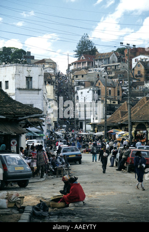 Marktgebiet im Stadtzentrum von Antananarivo Madagaskar es ist ein Hügel mit einer steilen Treppe im Hintergrund Stockfoto