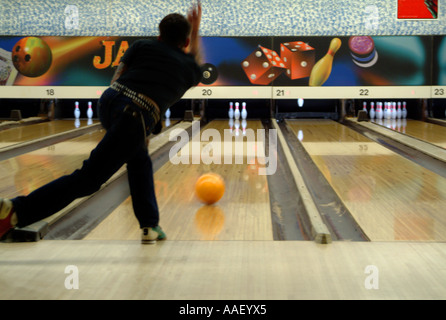 perfekte Bowling Abbildung, schön orange Kugel Stockfoto