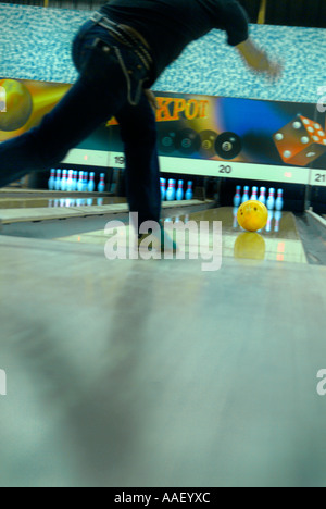 perfekte Bowling Abbildung, schön orange Kugel Stockfoto