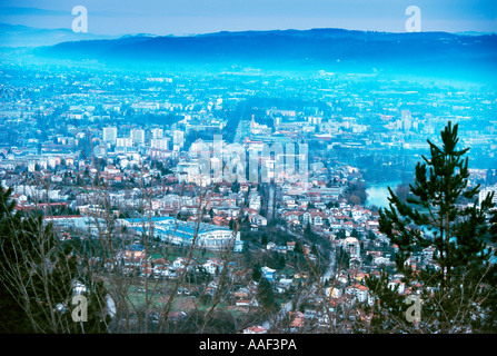 Umweltverschmutzung - Banja Luka Hauptstadt der Republik Serbska (Bosnien) in den Wintern mit Wolken von Smog bedeckt. Stockfoto