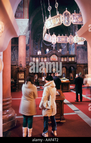 Besuchen Gläubige innen serbische orthodoxe Kathedrale der Heiligen Dreifaltigkeit, erbaut 1962-1972 im serbisch-byzantinischen Stil. Banja Luka. Stockfoto