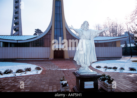 Post moderne St. Bonaventura römisch-katholische Kathedrale Banja Luka und Statue von Jesus Christus mit Armen offen weit in Empfang. Stockfoto