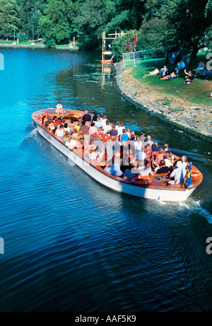 Touristen auf Sightseeing Reise in einem Boot Kanäle Gräben im schwedischen Göteborg Stockfoto