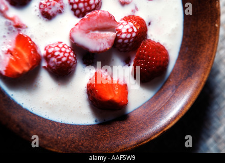 Eine Steingut-Schale mit Erdbeeren in Creme Stockfoto