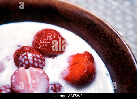 Eine Steingut-Schale mit Erdbeeren in Creme Stockfoto