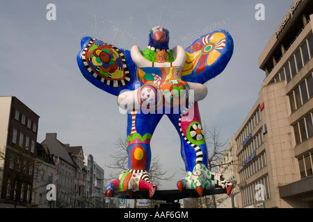 Brunnenfigur entworfen von Niki De Saint Phalle Duisburg cityaint Stockfoto