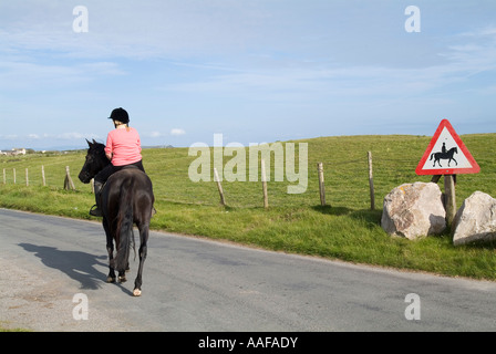 Reiter und Warnschild, auf Walney Island, Barrow in Furnace, Cumbria, Nordwestengland, Stockfoto