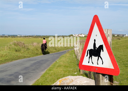 Reiter und Warnschild, auf Walney Island, Barrow in Furnace, Cumbria, Nordwestengland, Stockfoto